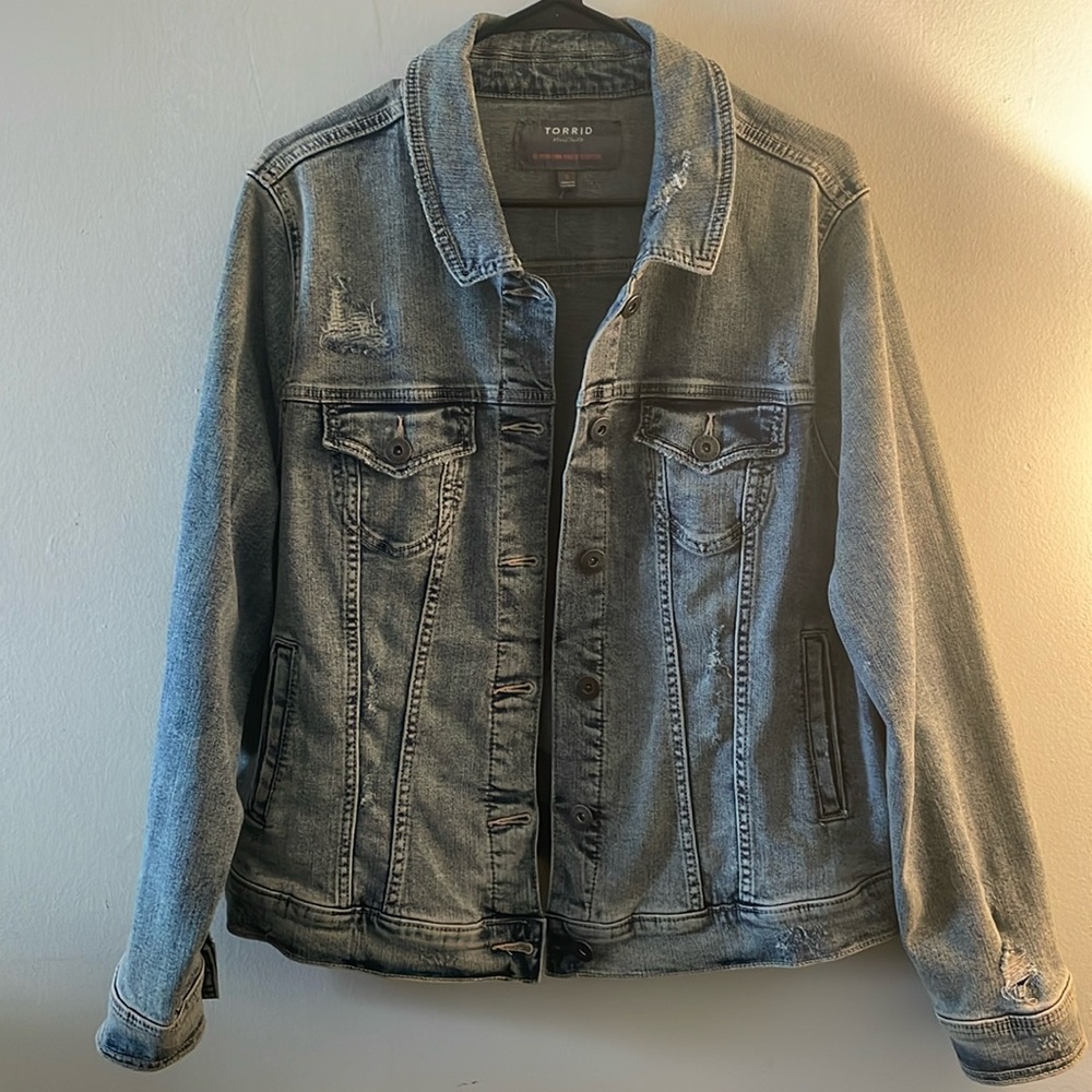 Torrid. Size 2X (18-20) BRAND NEW. Never worn distressed Jean jacket.